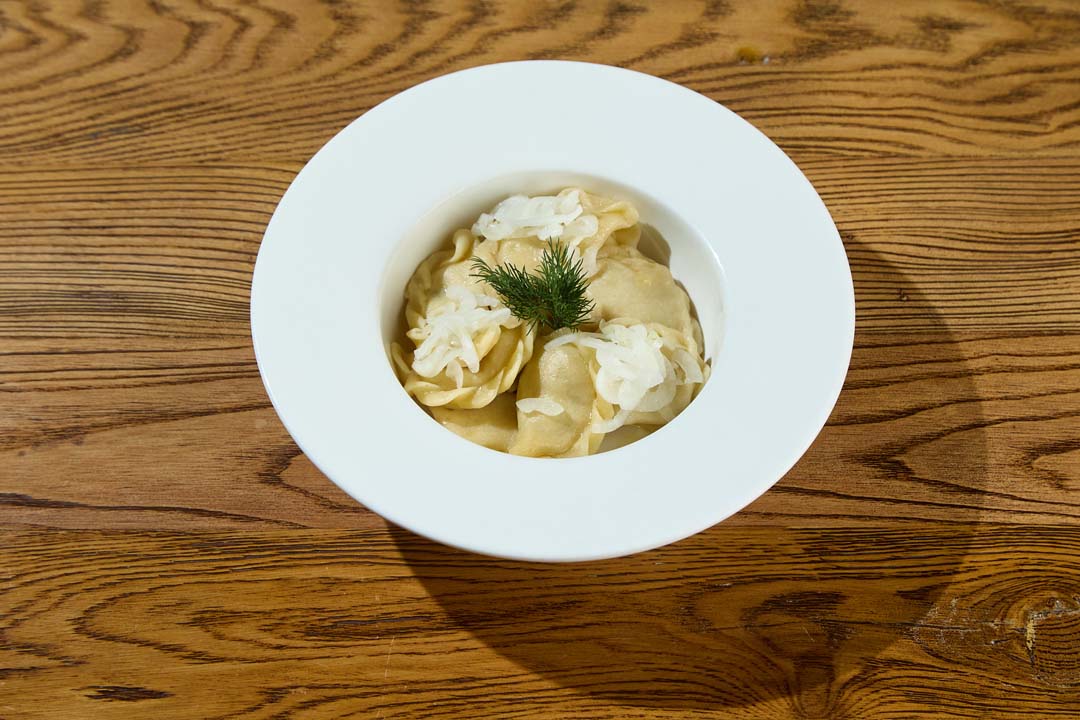 Пельмени с копчёной макрелью и маринованным луком